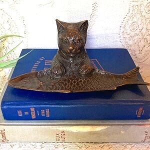 Brass Cat w Fish Decorative tray vintage rare